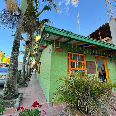 Casa Hostal Las Palmeras Гуатапе Экстерьер фото