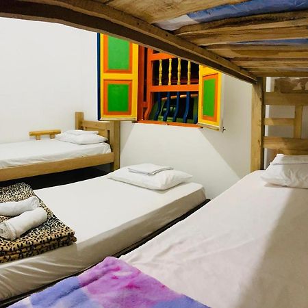 Casa Hostal Las Palmeras Гуатапе Экстерьер фото