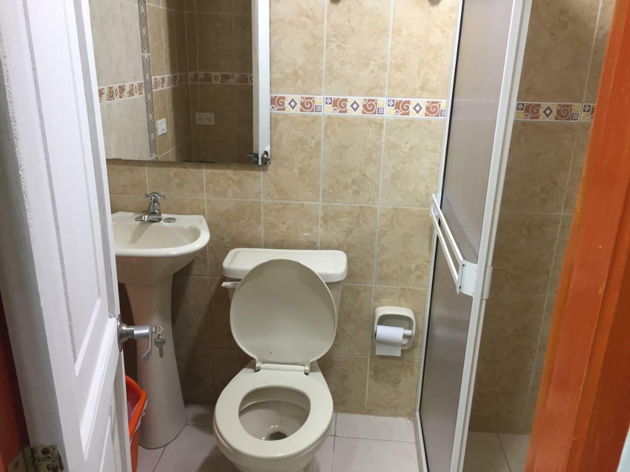 Casa Hostal Las Palmeras Гуатапе Экстерьер фото