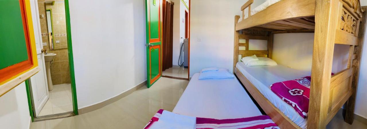 Casa Hostal Las Palmeras Гуатапе Экстерьер фото
