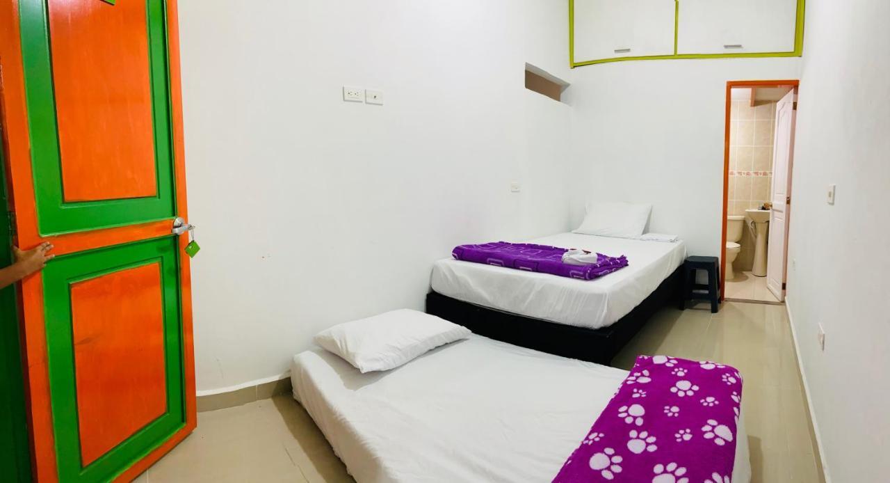 Casa Hostal Las Palmeras Гуатапе Экстерьер фото