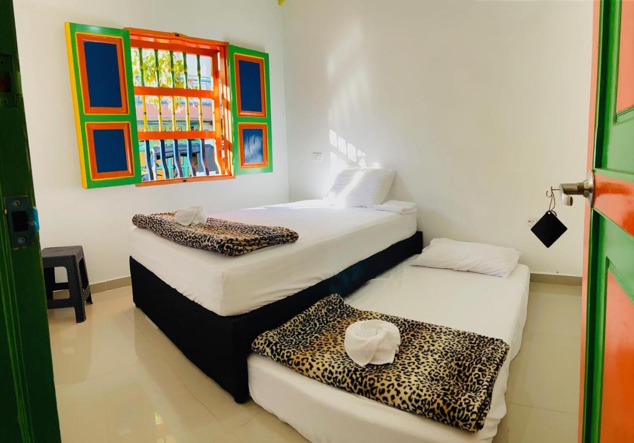 Casa Hostal Las Palmeras Гуатапе Экстерьер фото