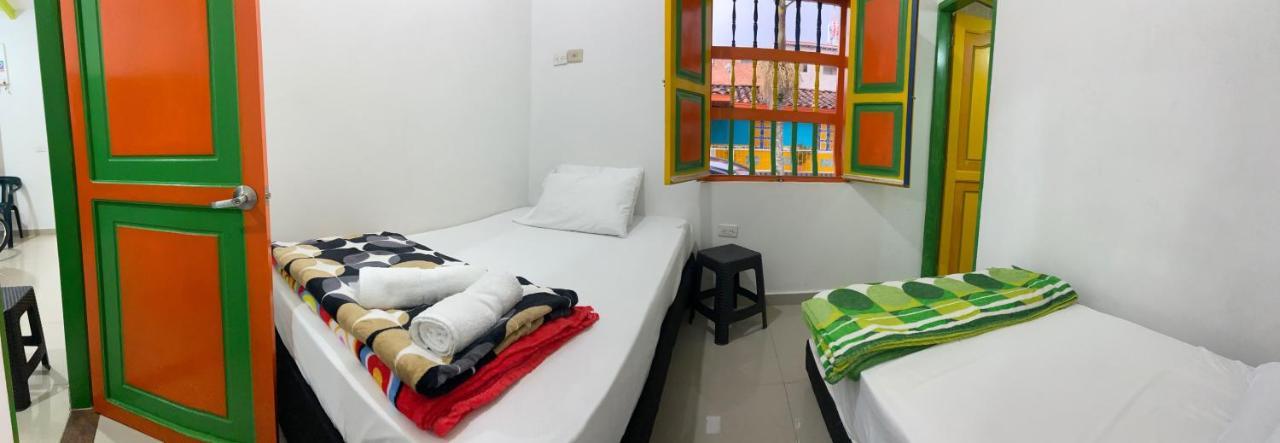 Casa Hostal Las Palmeras Гуатапе Экстерьер фото