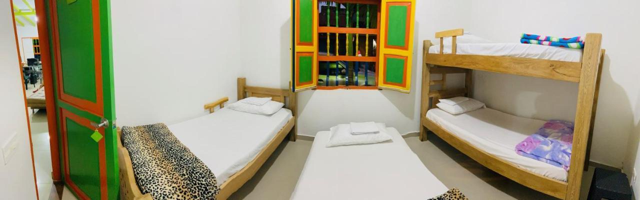 Casa Hostal Las Palmeras Гуатапе Экстерьер фото