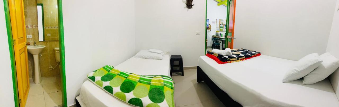 Casa Hostal Las Palmeras Гуатапе Экстерьер фото