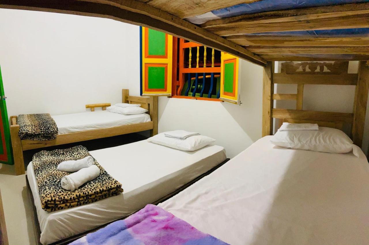 Casa Hostal Las Palmeras Гуатапе Экстерьер фото