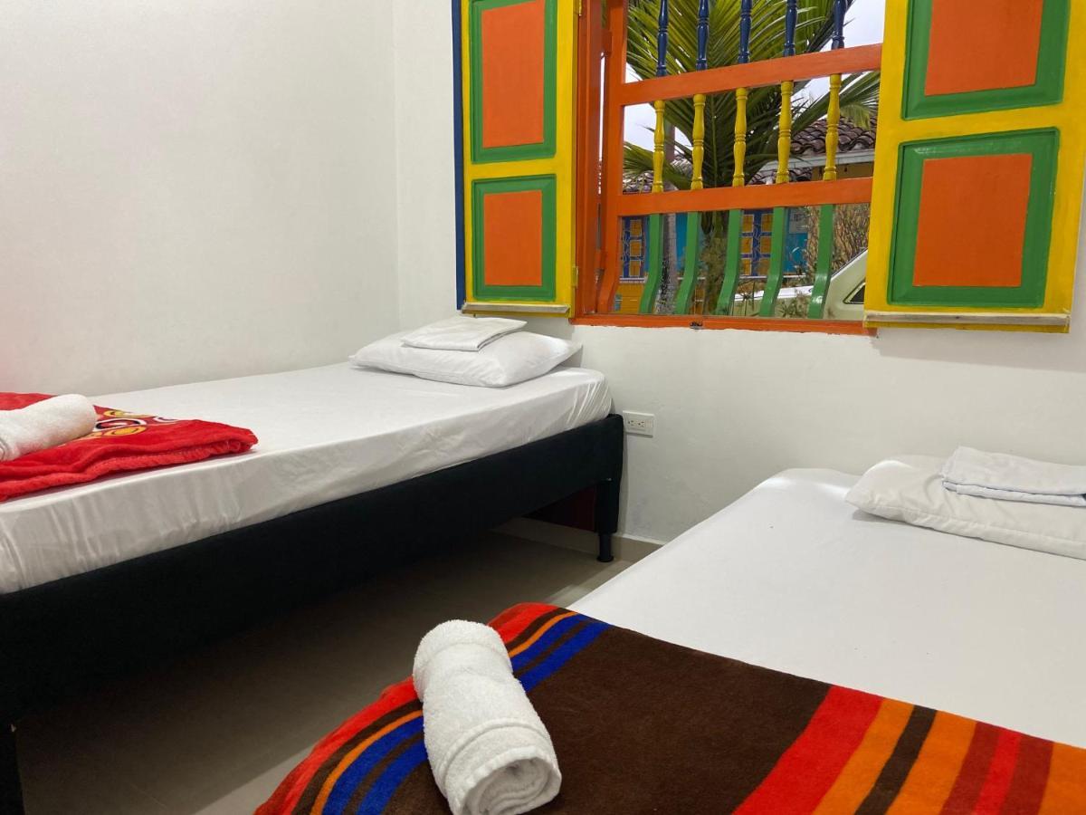 Casa Hostal Las Palmeras Гуатапе Экстерьер фото